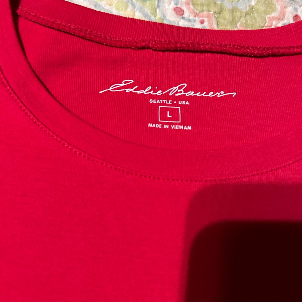 Red Eddie Bauer crew neck Tee. NWT - Picture 4 of 6